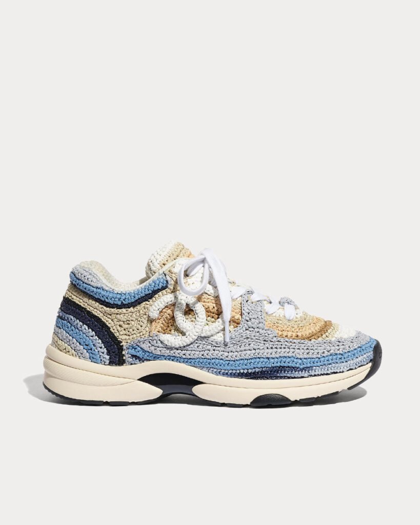 Baskets basses Chanel en raphia tressé bleu et beige