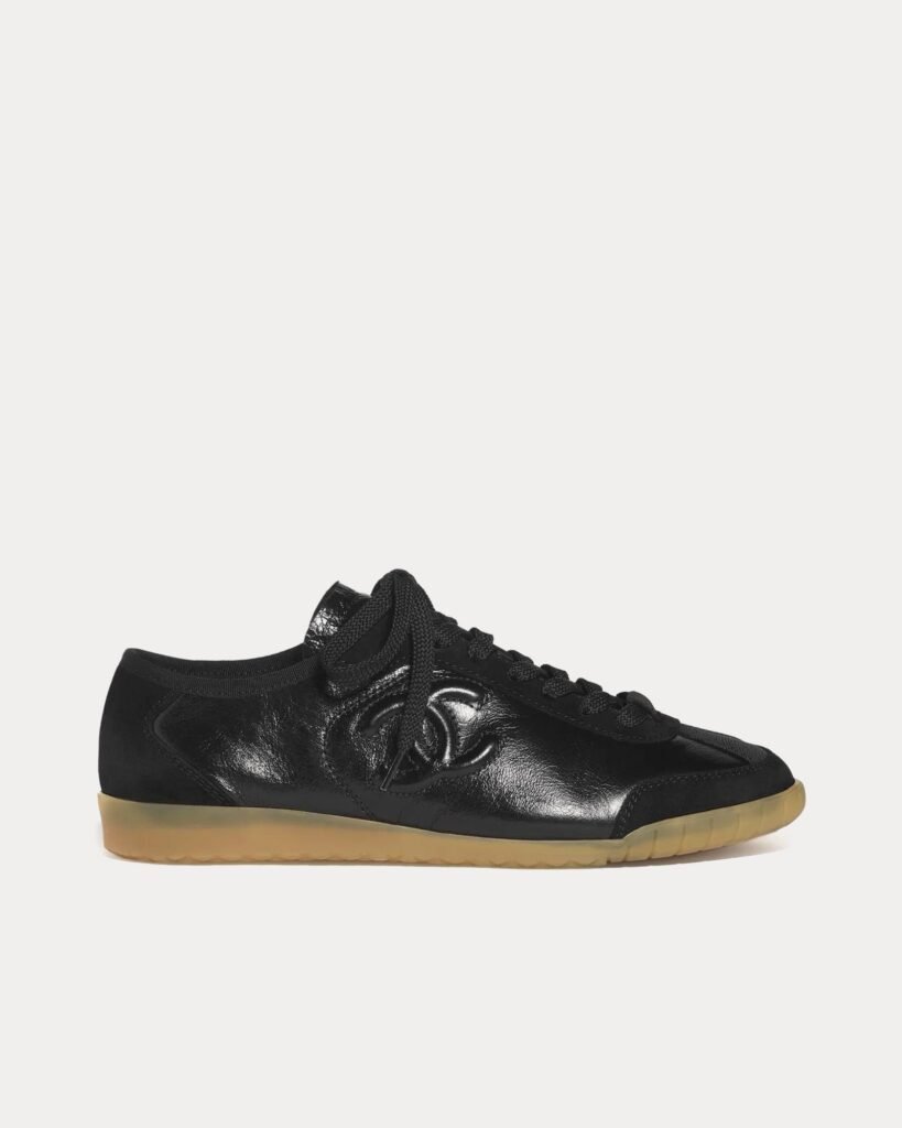 Baskets basses Chanel noires en cuir de veau et daim
