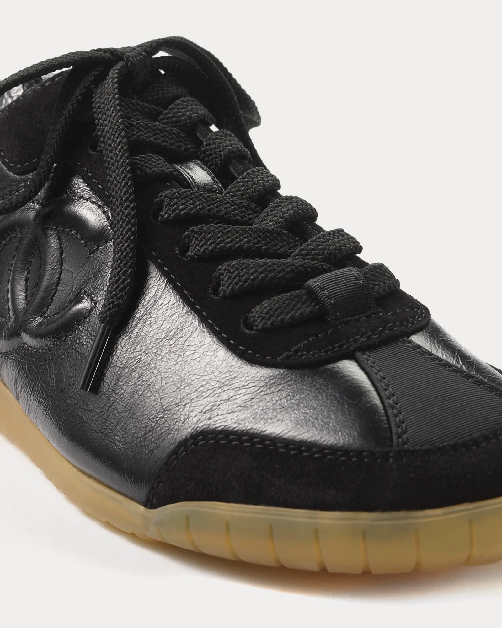 Baskets basses Chanel noires en cuir de veau et daim – Image 2