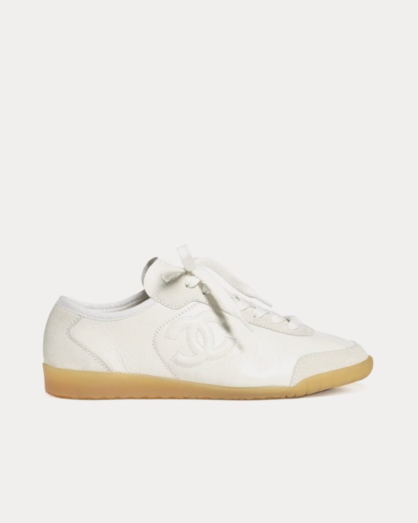 Baskets basses Chanel blanches en cuir de veau et daim