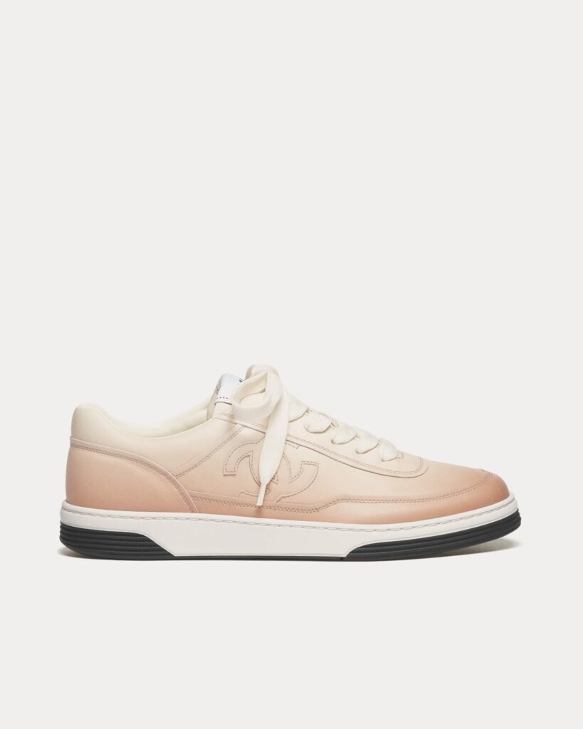 Baskets basses Chanel en cuir de veau imprimé orange clair
