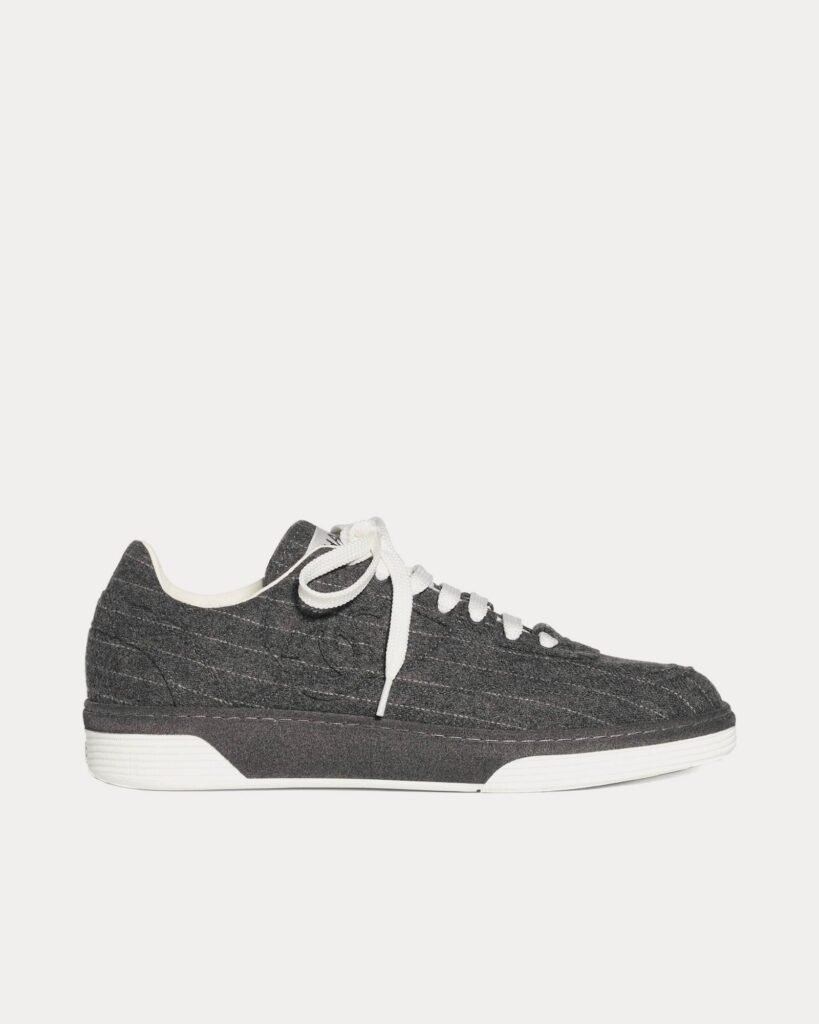 Baskets basses Chanel en laine et fibres mélangées gris foncé