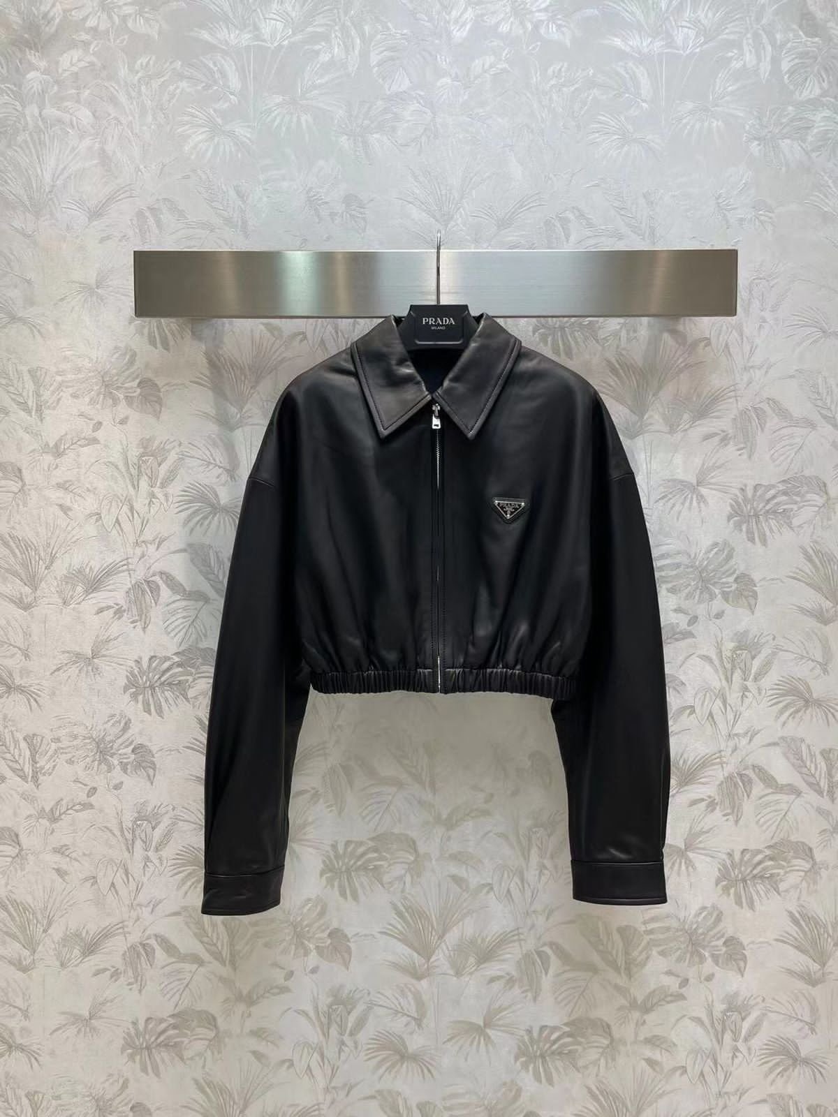 PRADA || Veste courte zippée en popeline pour femme / Noir