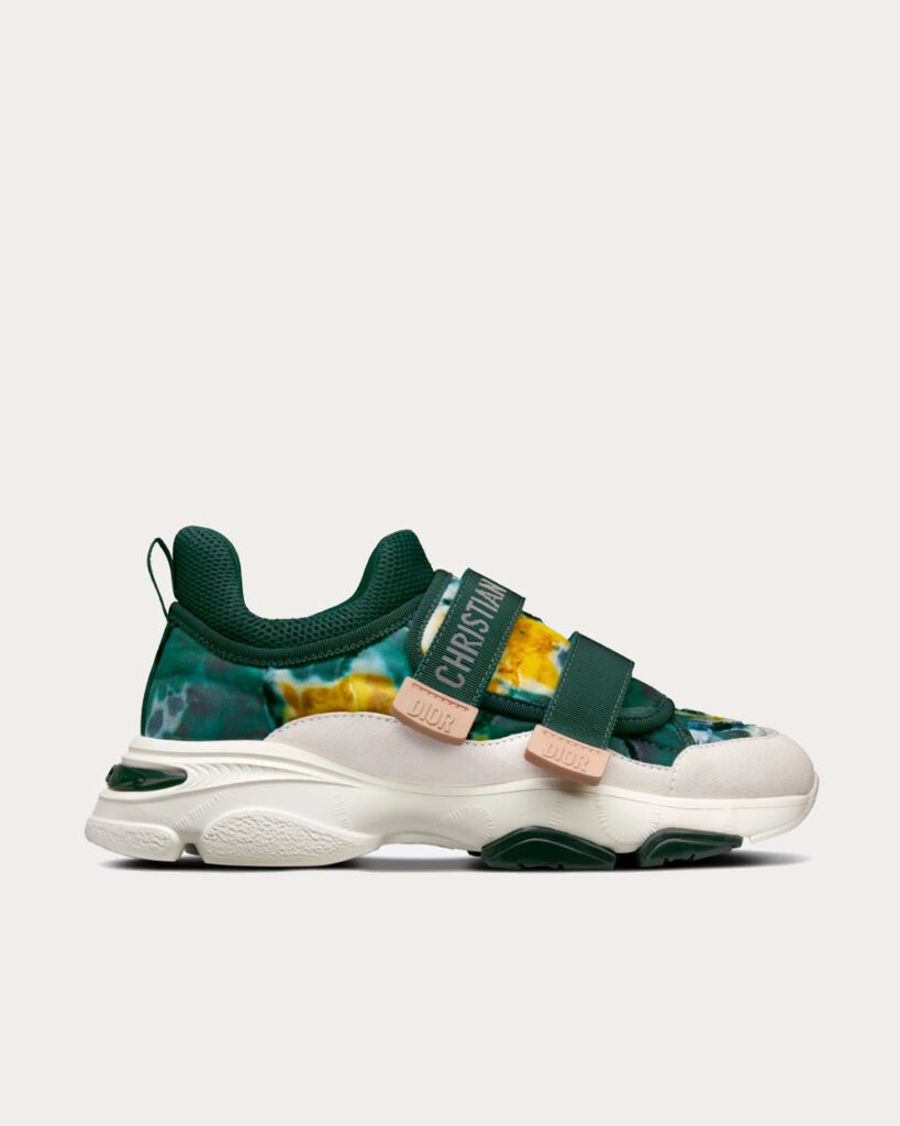 Baskets basses Dior D-Wander en tissu technique avec cravate camouflage vert cyprès et semelle Dior