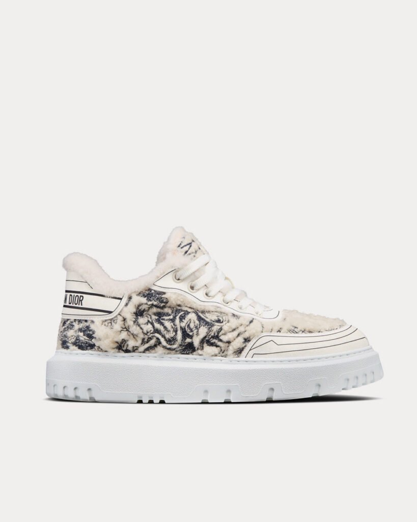 Baskets basses Dior Addict en peau lainée naturelle brodée Toile de Jouy bleue
