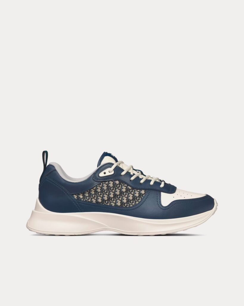 Baskets basses Dior B25 Runner en cuir de veau lisse bleu marine et crème avec jacquard Dior Oblique beige et noir