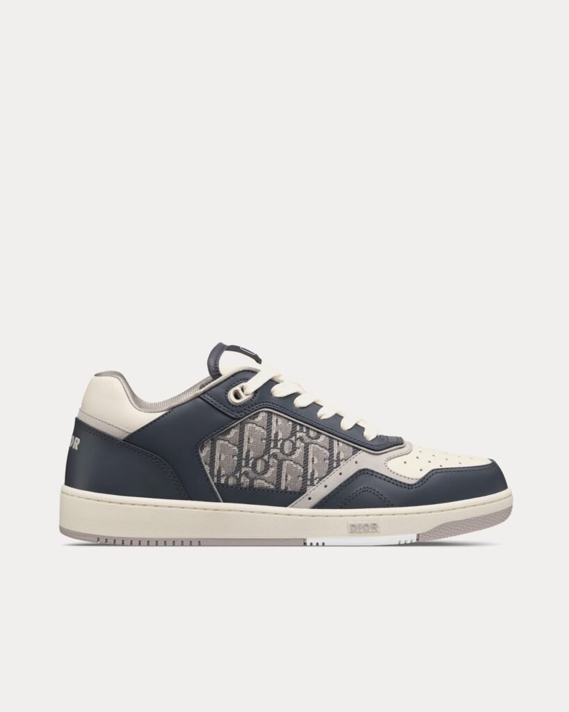 Baskets basses Dior B27 en cuir de veau lisse gris foncé et crème avec jacquard Dior Oblique gris foncé