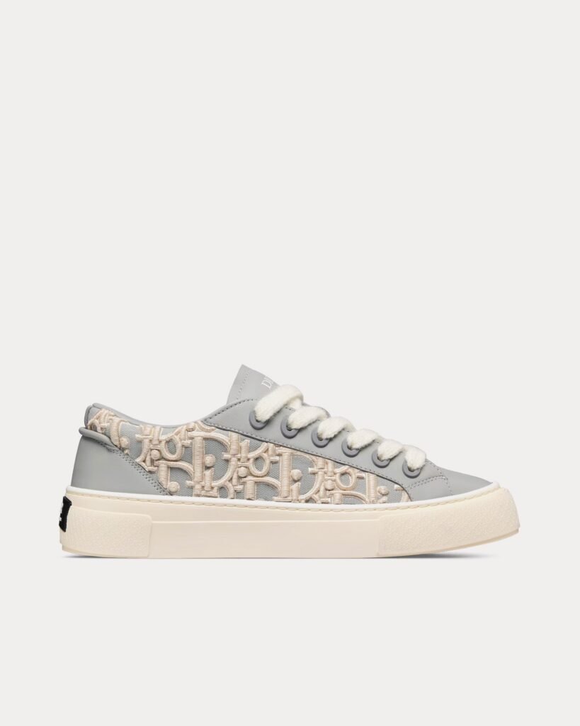 Baskets basses Dior B33 en cuir de veau lisse gris avec broderie Dior Oblique en relief crème