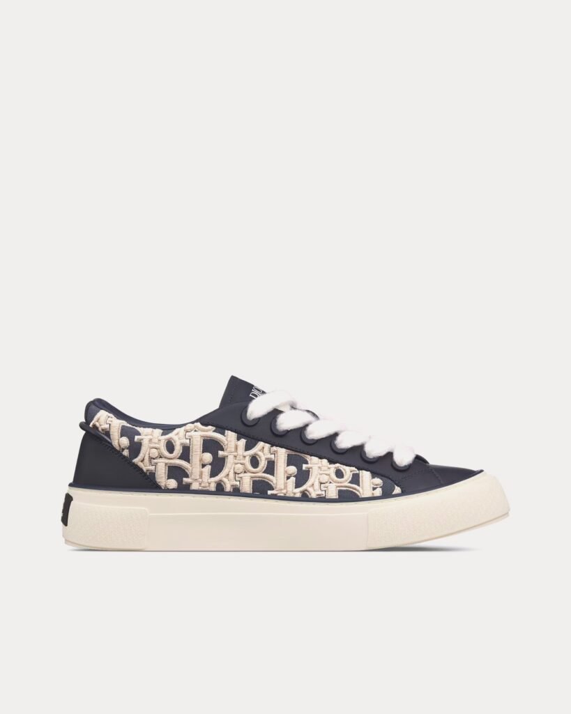 Baskets basses Dior B33 en cuir de veau lisse bleu marine et broderies Dior Oblique en relief crème