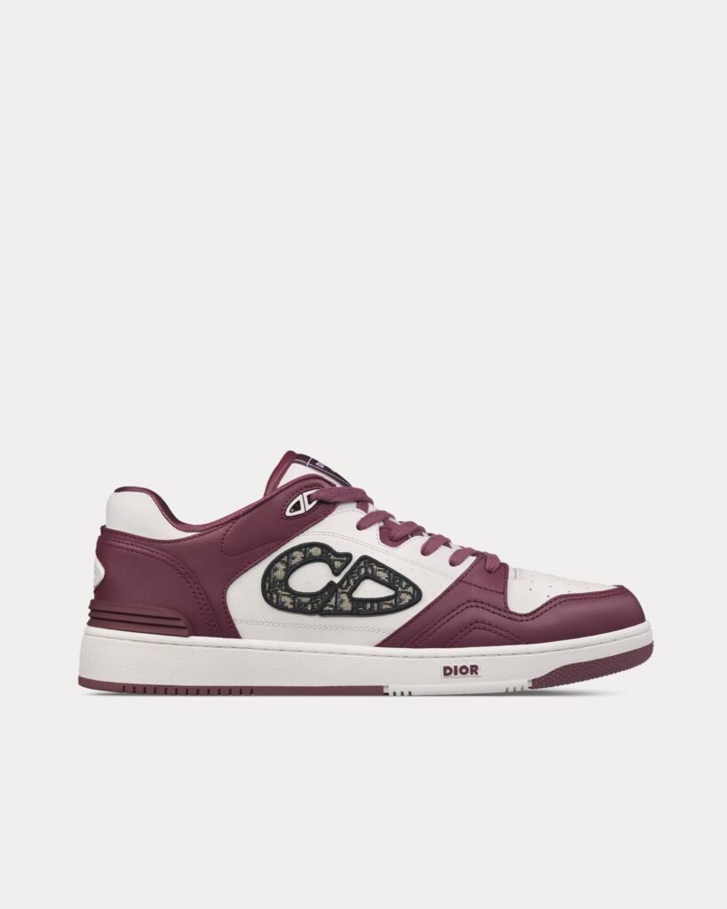 Baskets basses Dior B57 en cuir de veau lisse bordeaux et blanc avec jacquard Dior Oblique beige et noir