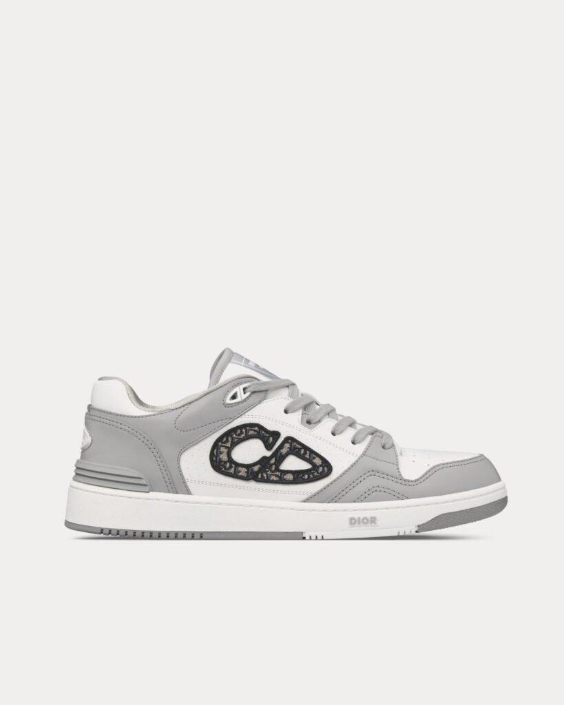 Baskets basses Dior B57 en cuir de veau lisse gris et blanc avec jacquard Dior Oblique beige et noir