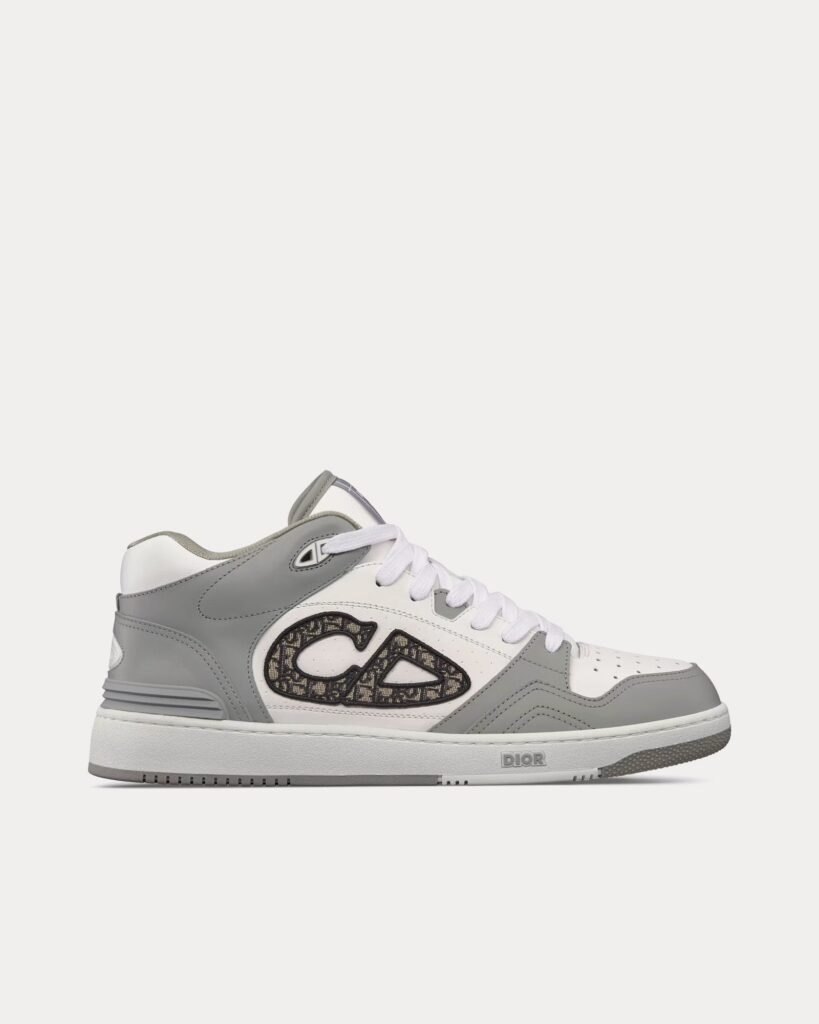 Baskets mi-hautes Dior B57 en cuir de veau lisse gris et blanc avec jacquard Dior Oblique beige et noir