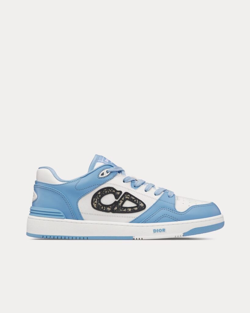 Baskets basses Dior B57 en cuir de veau lisse bleu clair et blanc avec jacquard Dior Oblique beige et noir