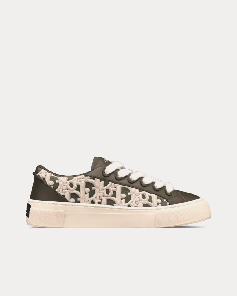 Baskets basses Dior B33 en cuir de veau lisse kaki et broderies Dior Oblique en relief crème