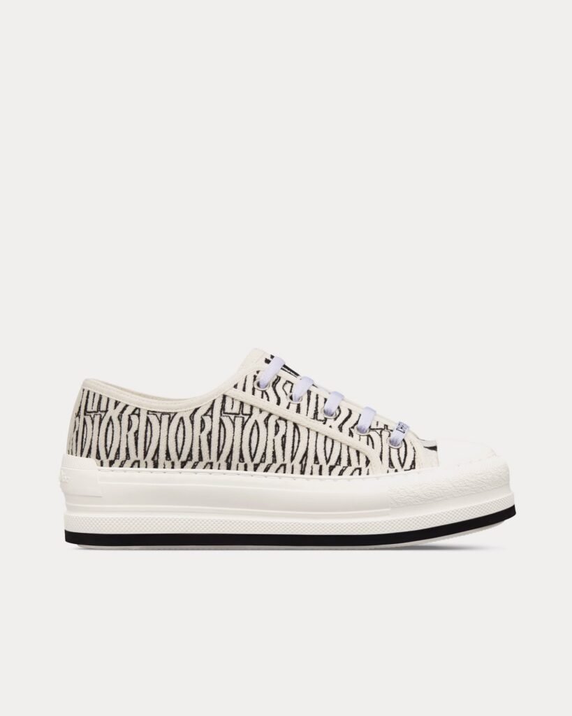 Baskets basses Dior Walk'n'Dior en coton brodé à plateforme et motif Miss Dior Allover blanc et noir