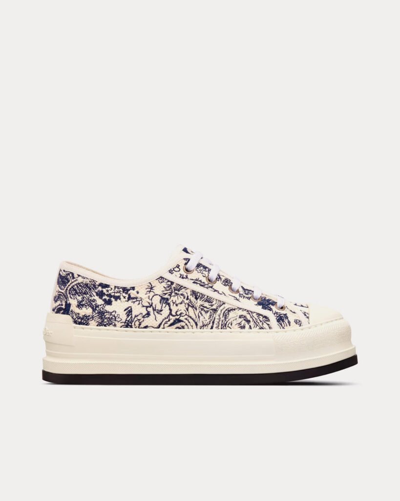 Baskets basses Dior Walk'n'Dior Platform en coton brodé blanc avec motif Toile de Jouy bleu