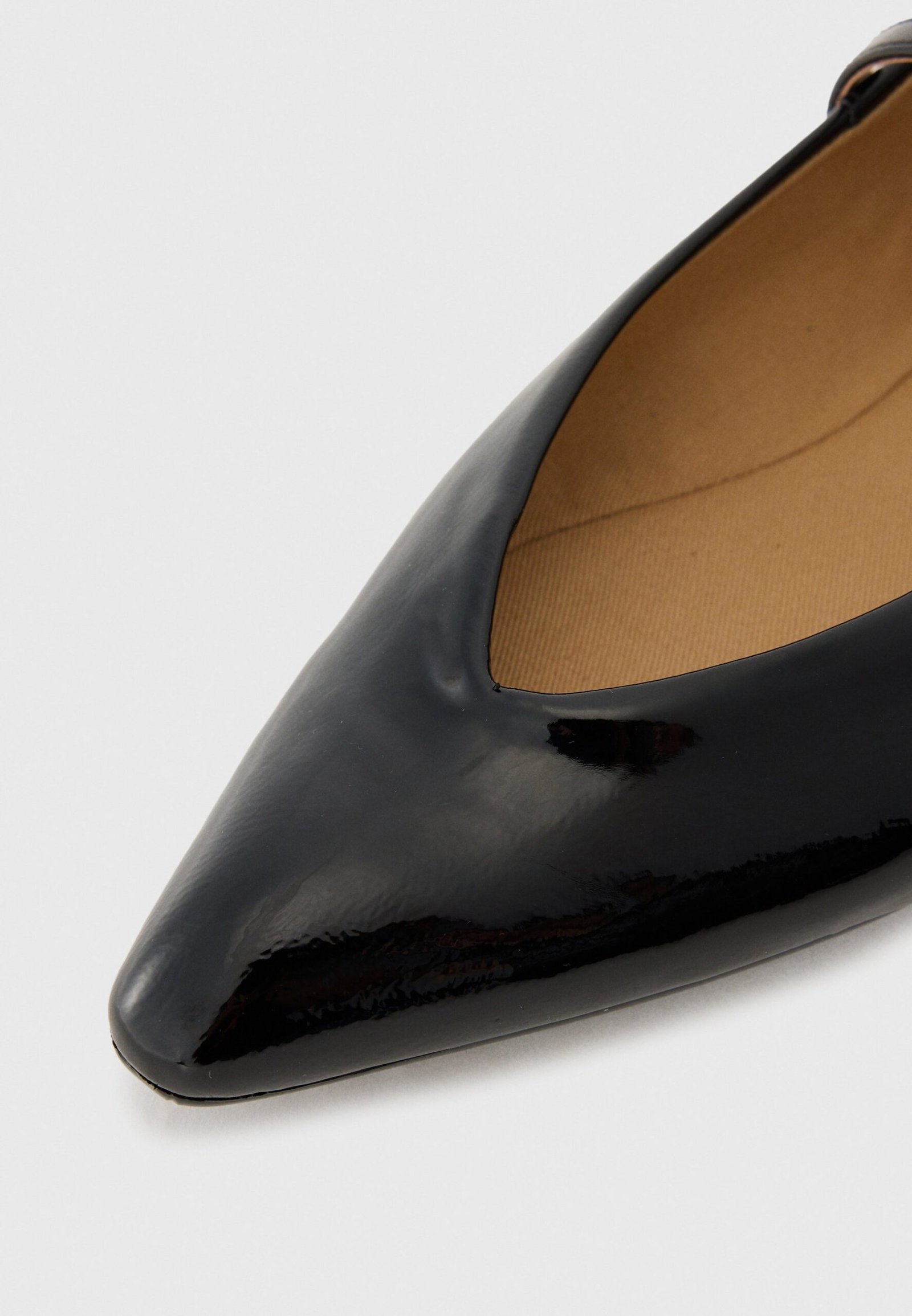 Ballerines Armani Exchange Vernies – Bout pointu et brides croisées – Image 6