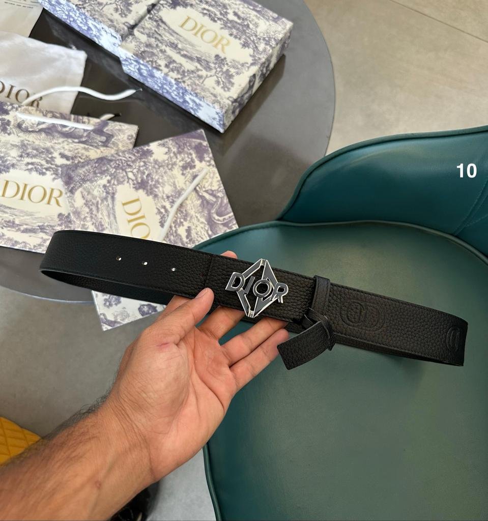 Style iconique et qualité luxueuse des ceintures.