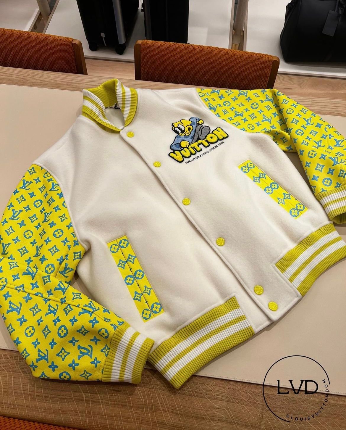 Veste universitaire blanche et jaune à manches monogrammes