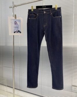 BURBERRY || Jean coupe droite Detroit en denim imprimé logo pour homme