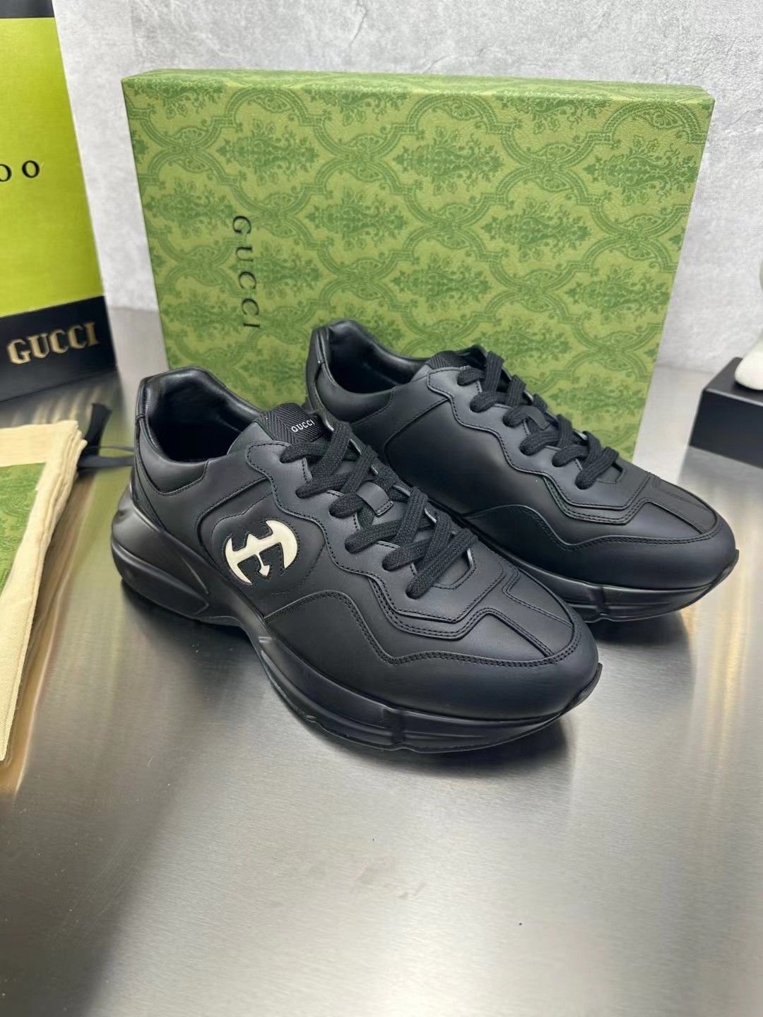 GUCCI | Baskets Rhyton noires à G entrelacés pour homme