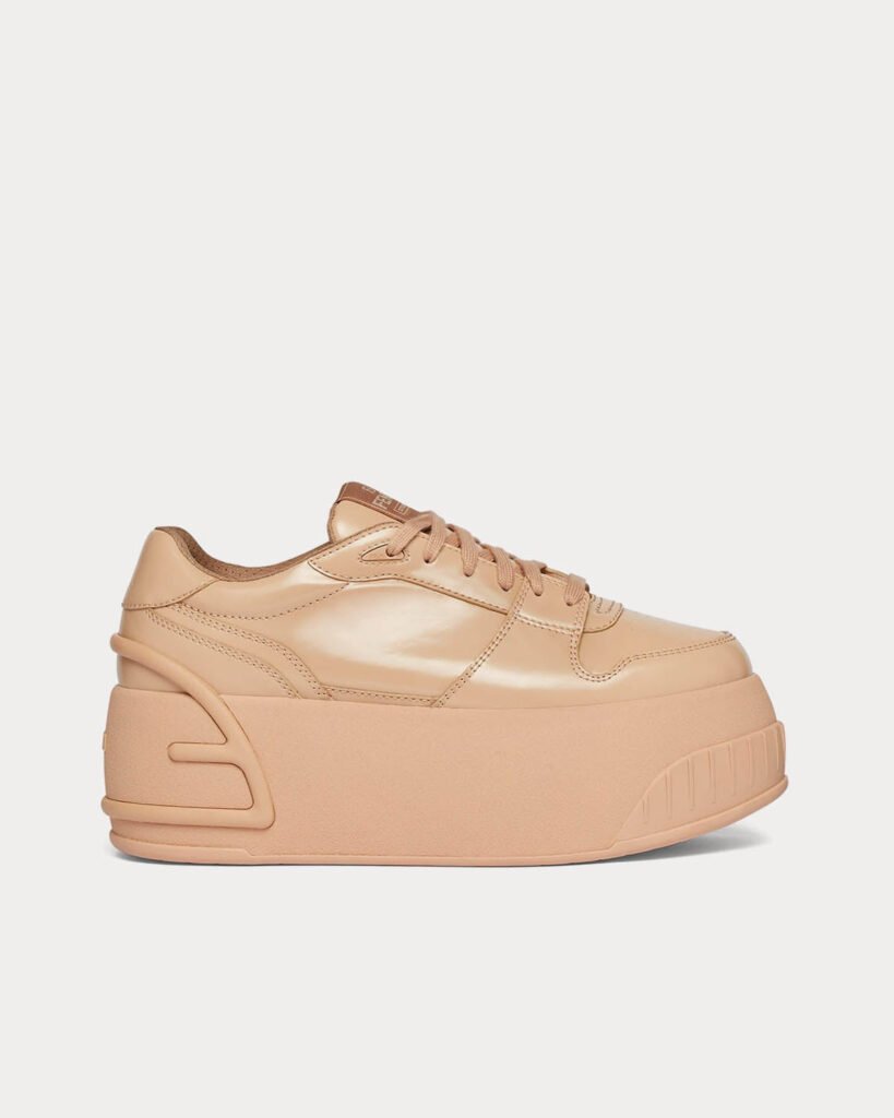 Baskets basses en cuir rose beige Fendi Fashion Show