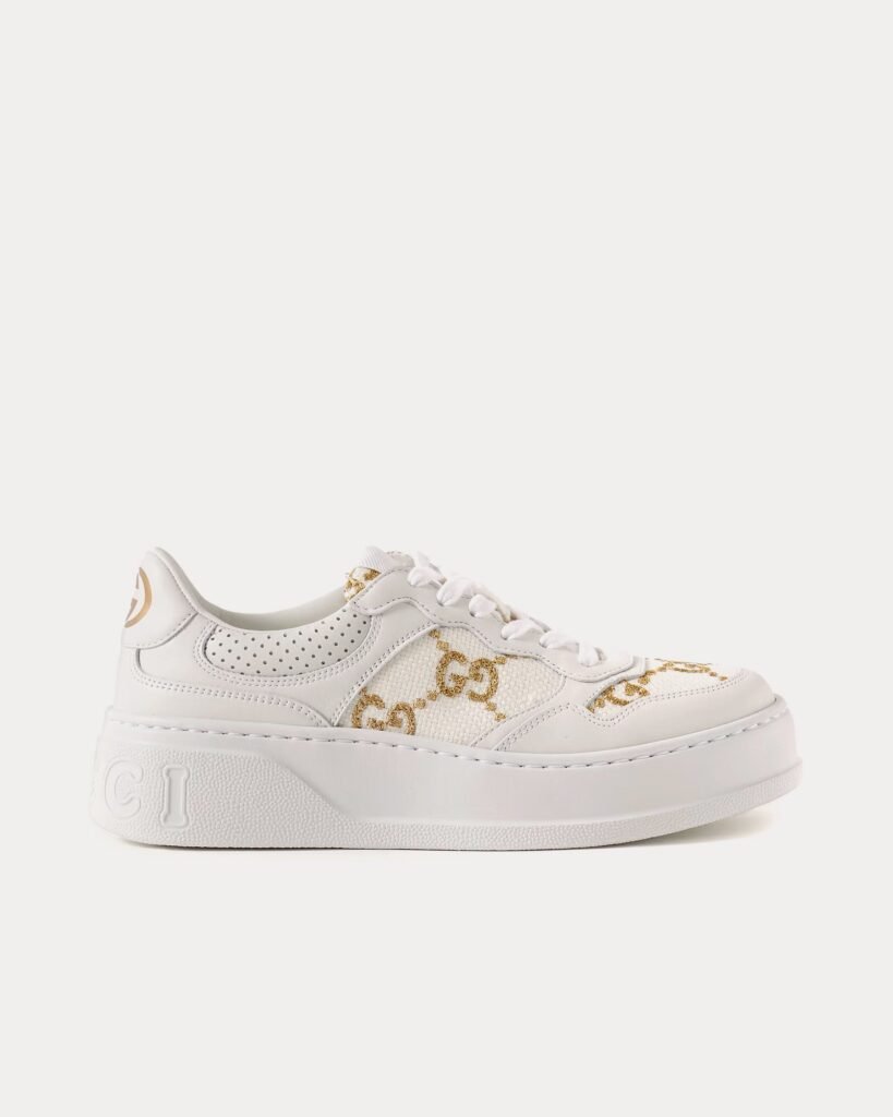 Baskets basses blanches à plateforme Gucci GG avec tissu lamé doré GG