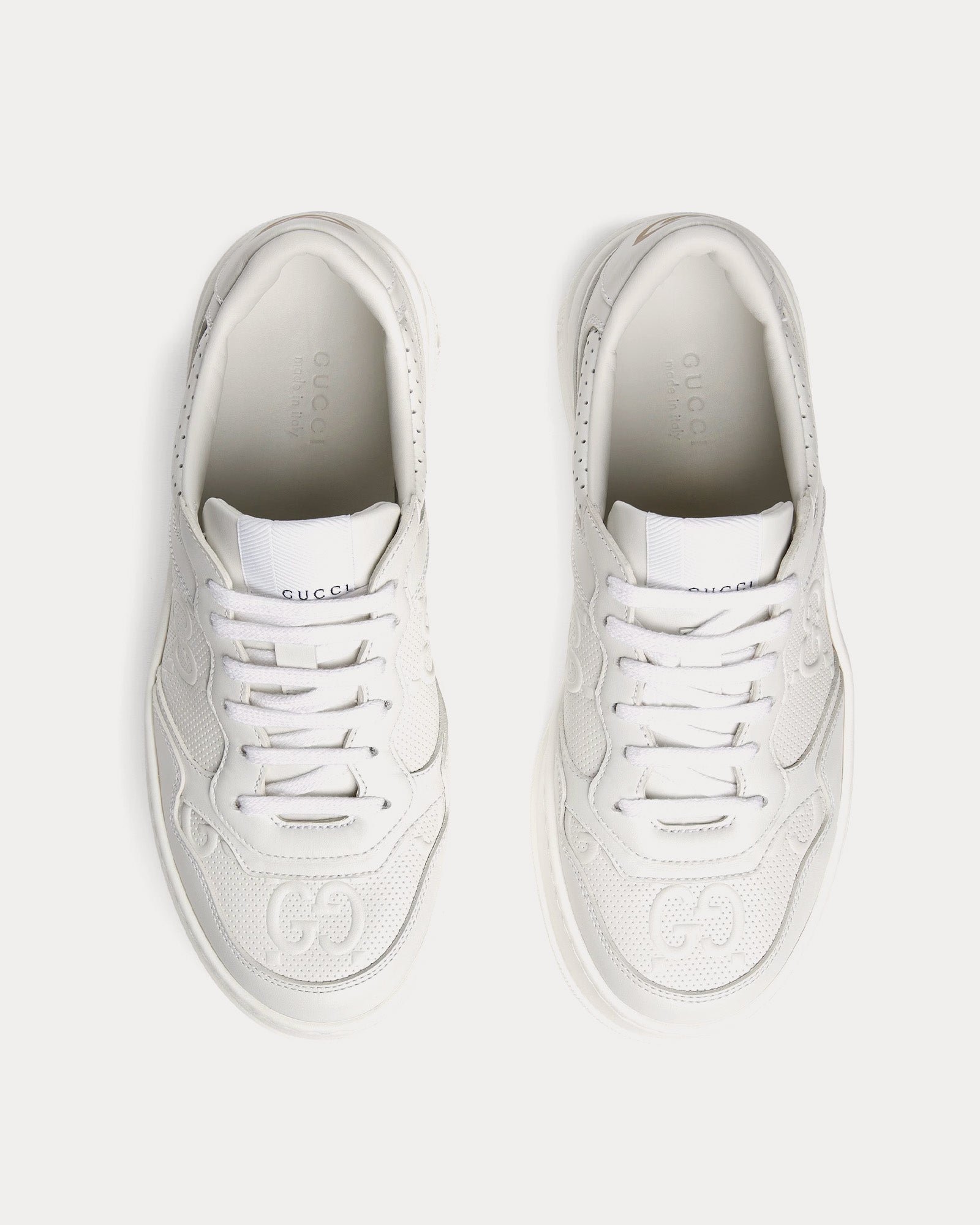 Baskets basses blanches à plateforme Gucci GG en cuir embossé GG – Image 2