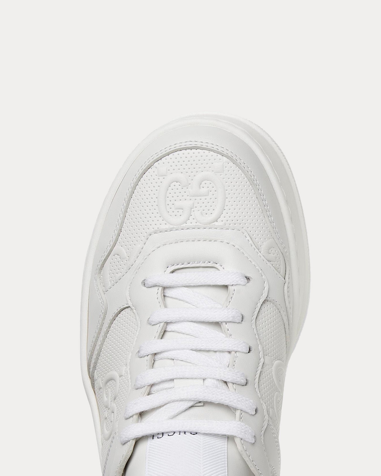 Baskets basses blanches à plateforme Gucci GG en cuir embossé GG – Image 4