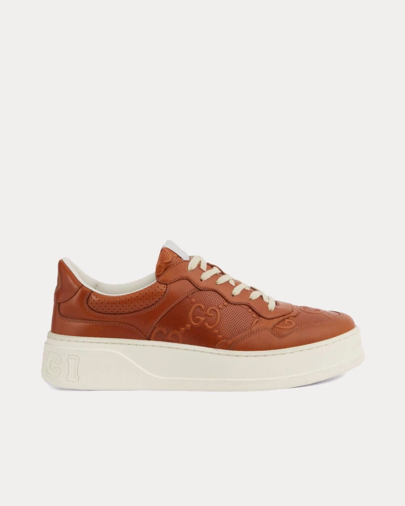 Baskets basses Gucci GG en cuir perforé marron