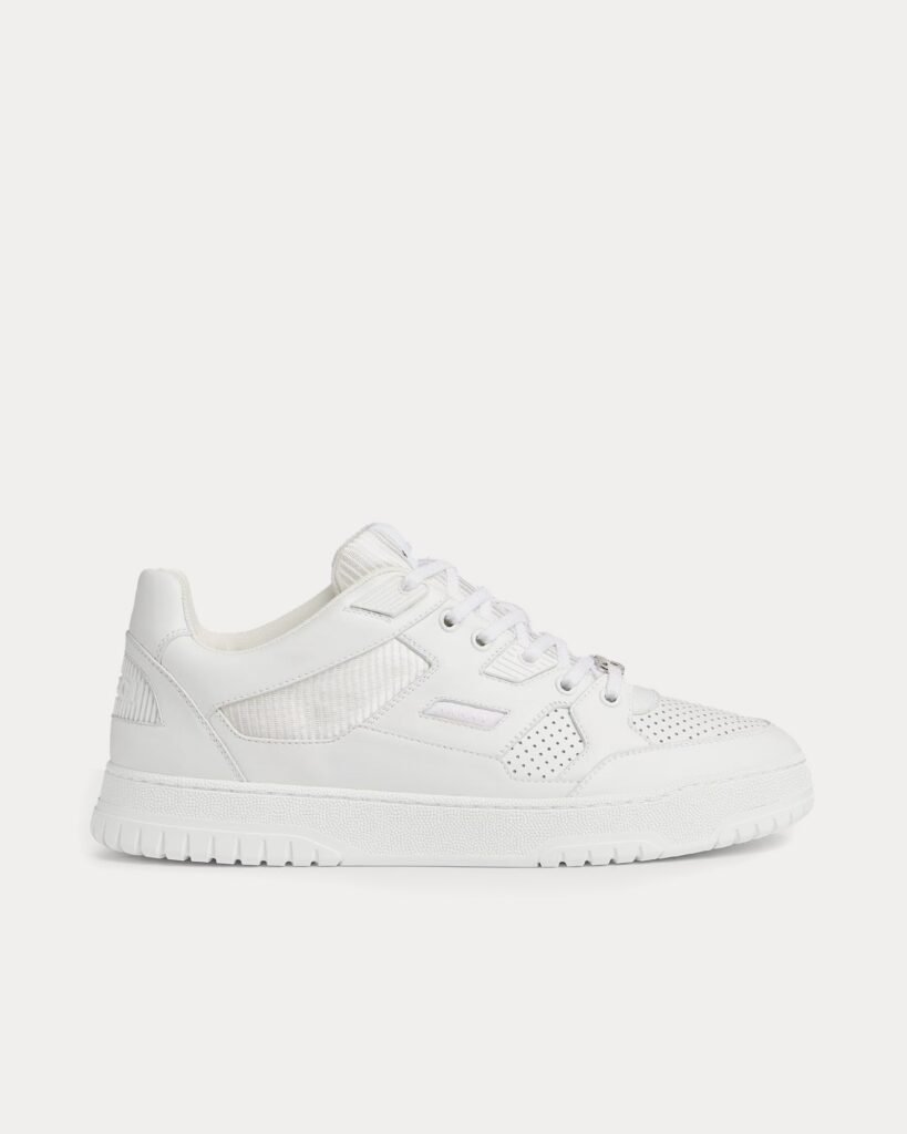 Baskets basses blanches en cuir perforé Gucci avec G entrelacés