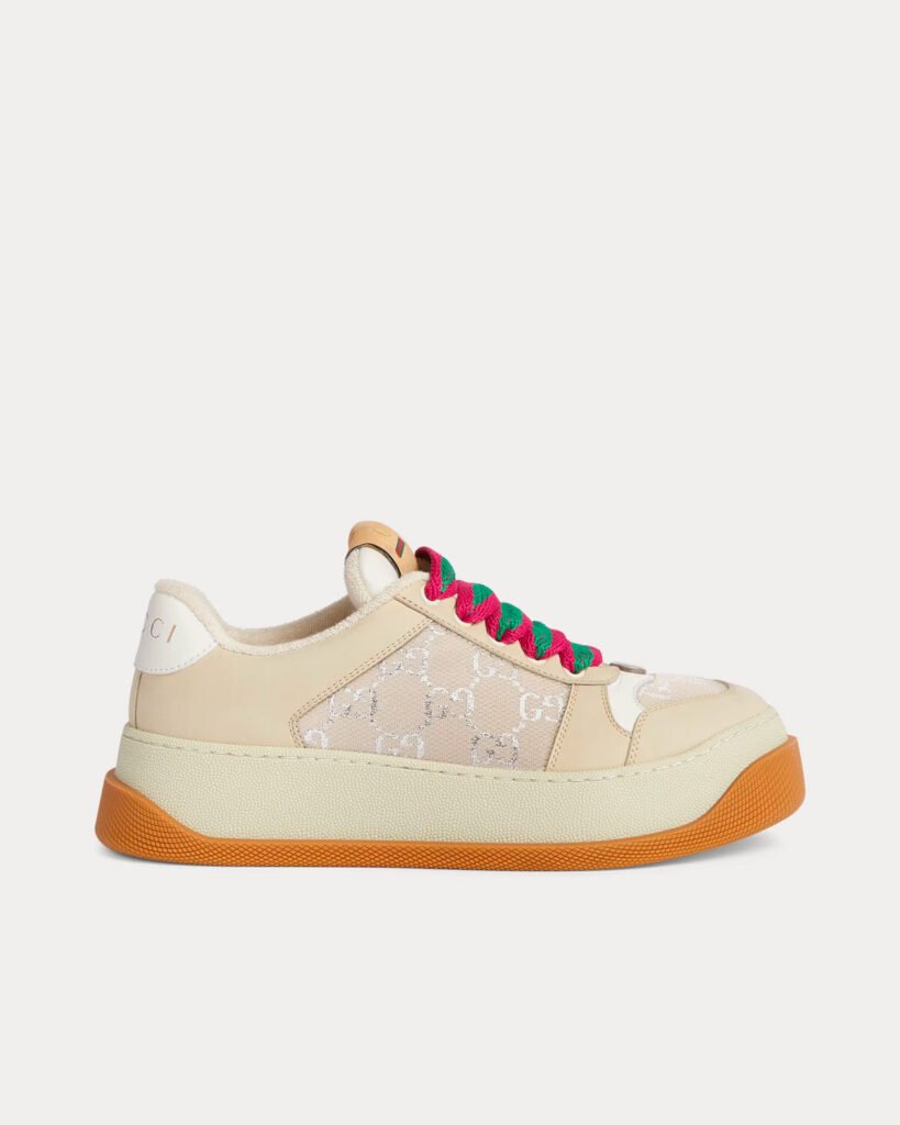 Baskets basses Gucci Screener GG en toile lamée blanc/beige