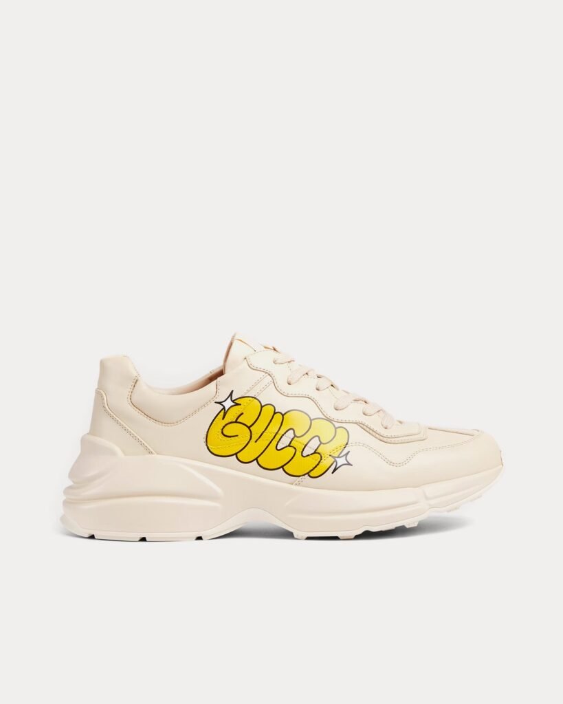 Baskets basses Rhyton en cuir blanc cassé avec sérigraphie Gucci x Hattie Stewart
