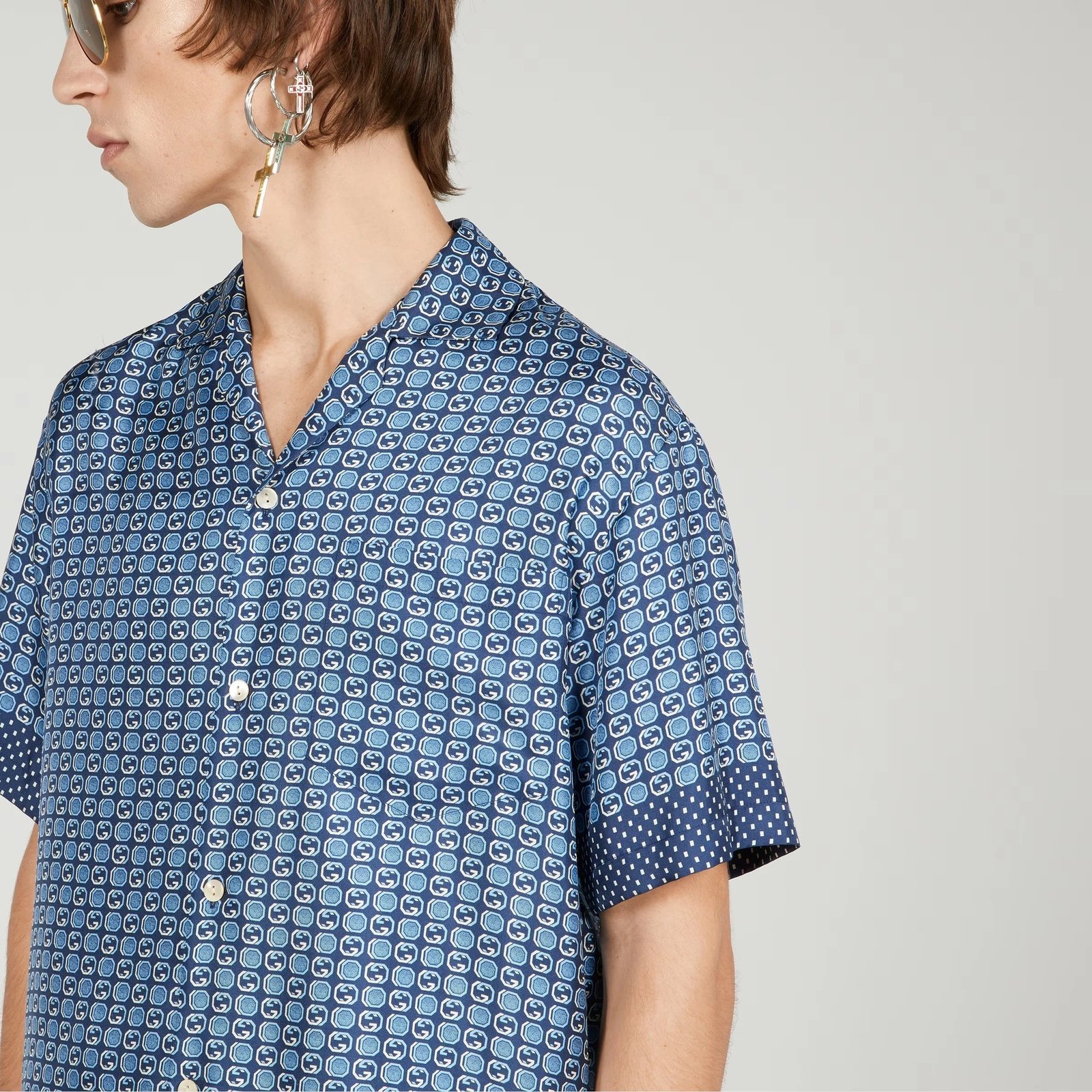 GUCCI || Chemise en soie à imprimé logo GG