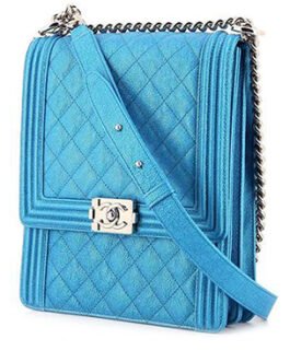 Sac bandoulière Chanel Boy en cuir matelassé bleu