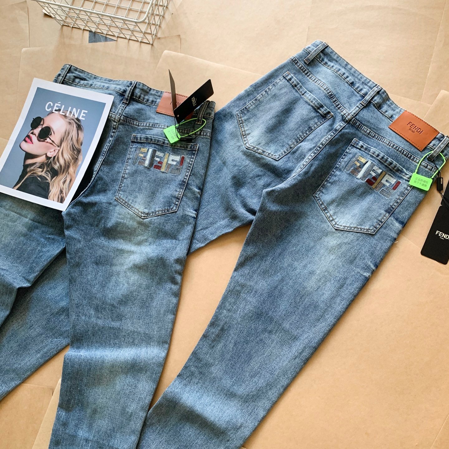 Jean Fendi en denim bleu clair avec logo brodé – Collection de luxe – Image 3
