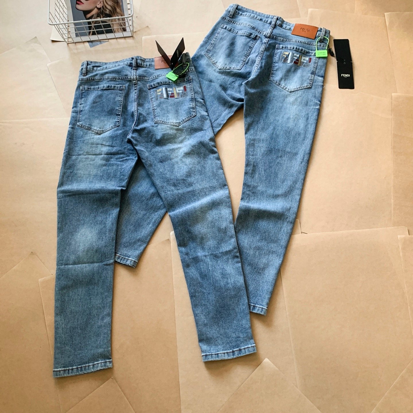 Jean Fendi en denim bleu clair avec logo brodé – Collection de luxe – Image 4