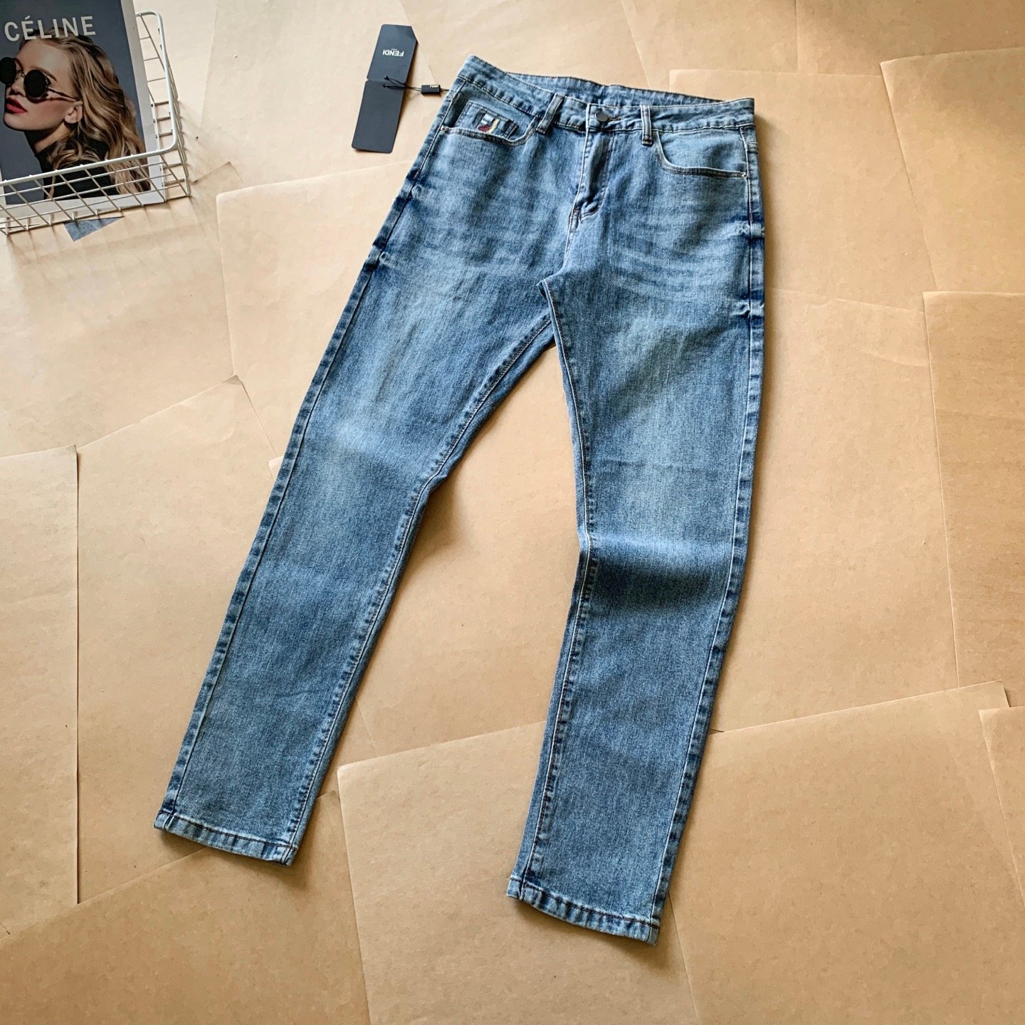 Jean Fendi en denim bleu clair avec logo brodé – Collection de luxe