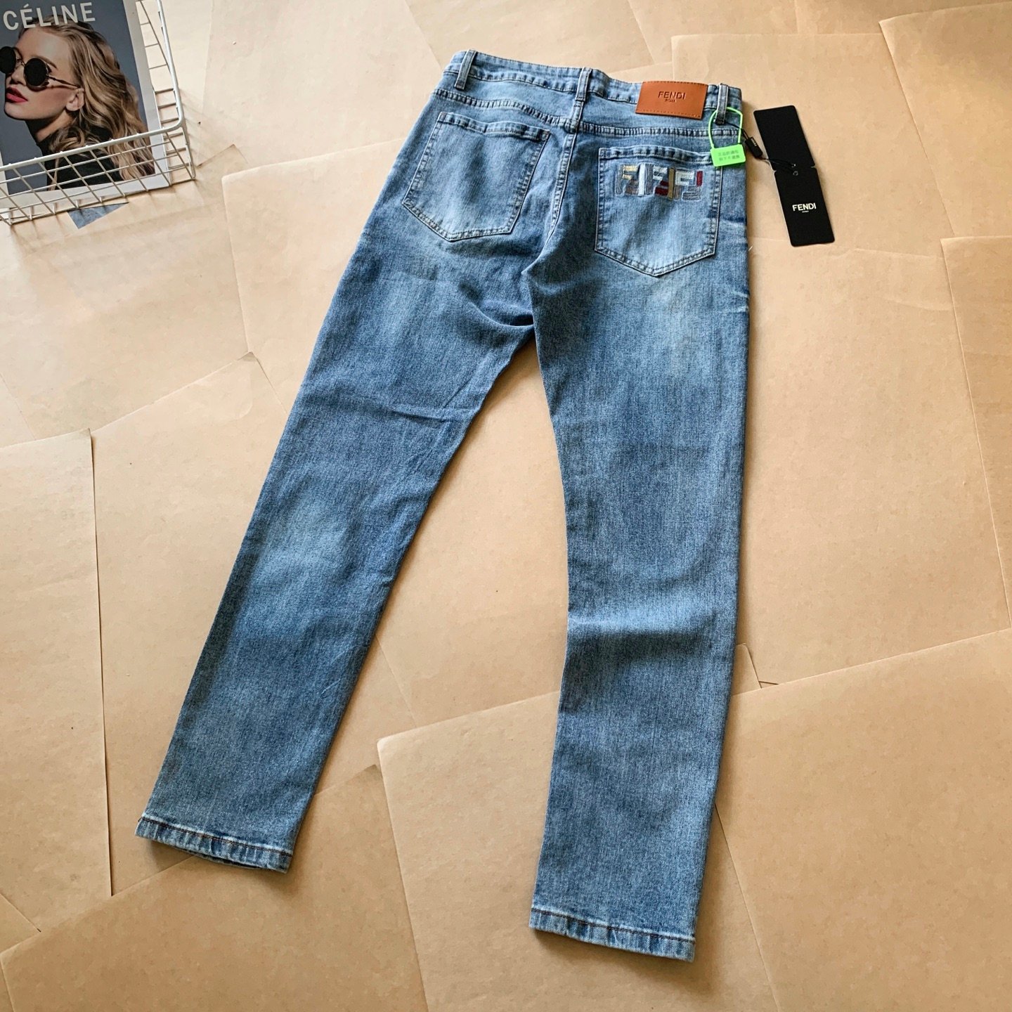 Jean Fendi en denim bleu clair avec logo brodé – Collection de luxe – Image 8