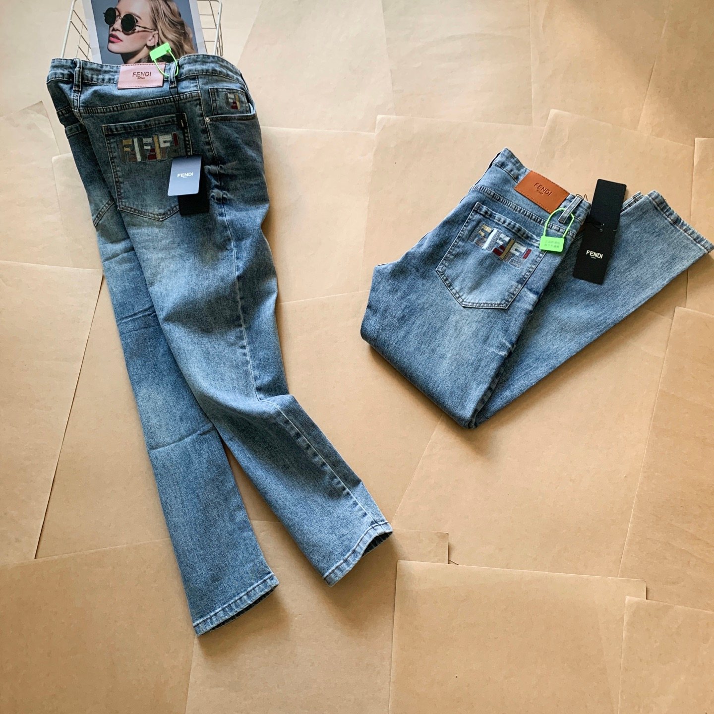 Jean Fendi en denim bleu clair avec logo brodé – Collection de luxe – Image 9