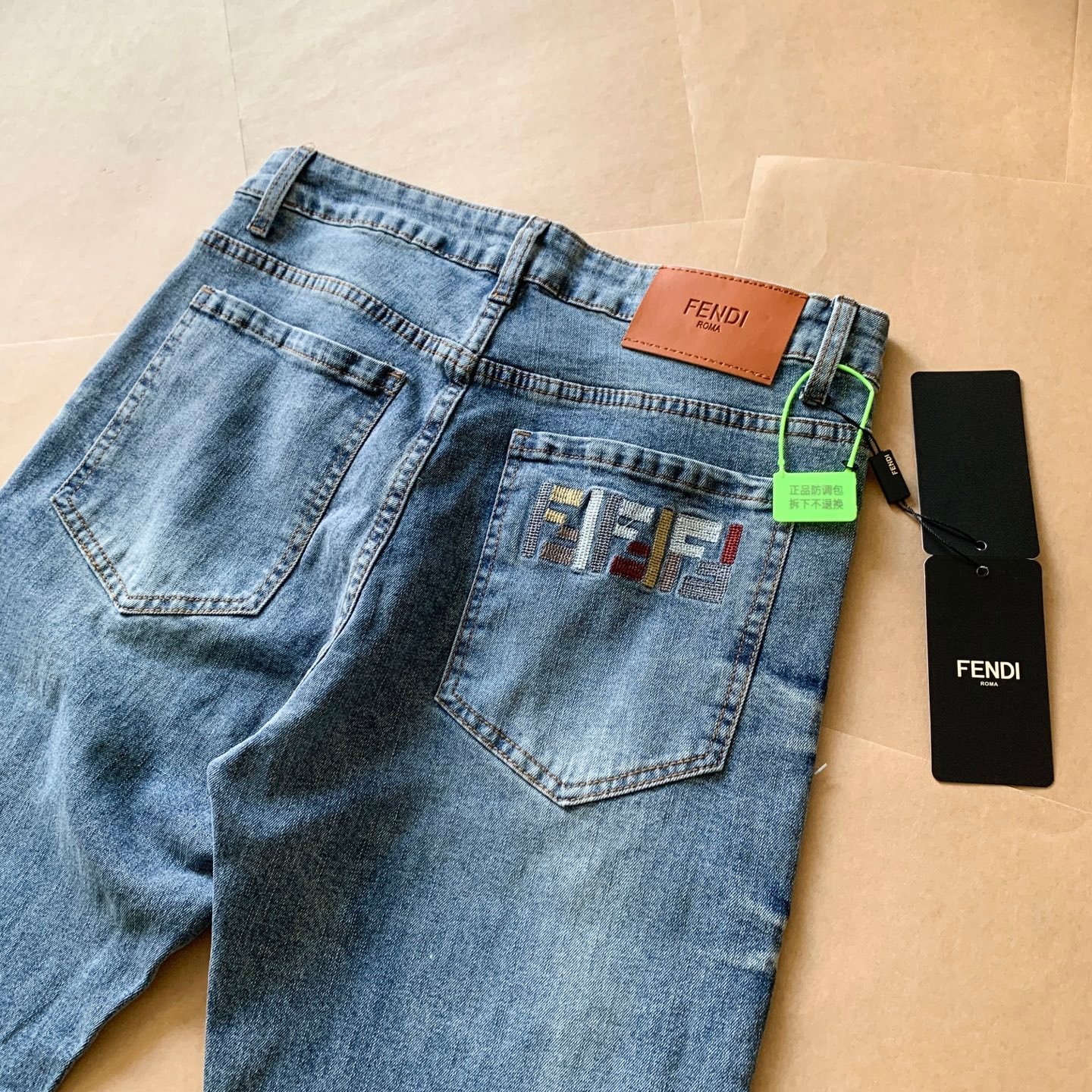 Jean Fendi en denim bleu clair avec logo brodé – Collection de luxe – Image 10