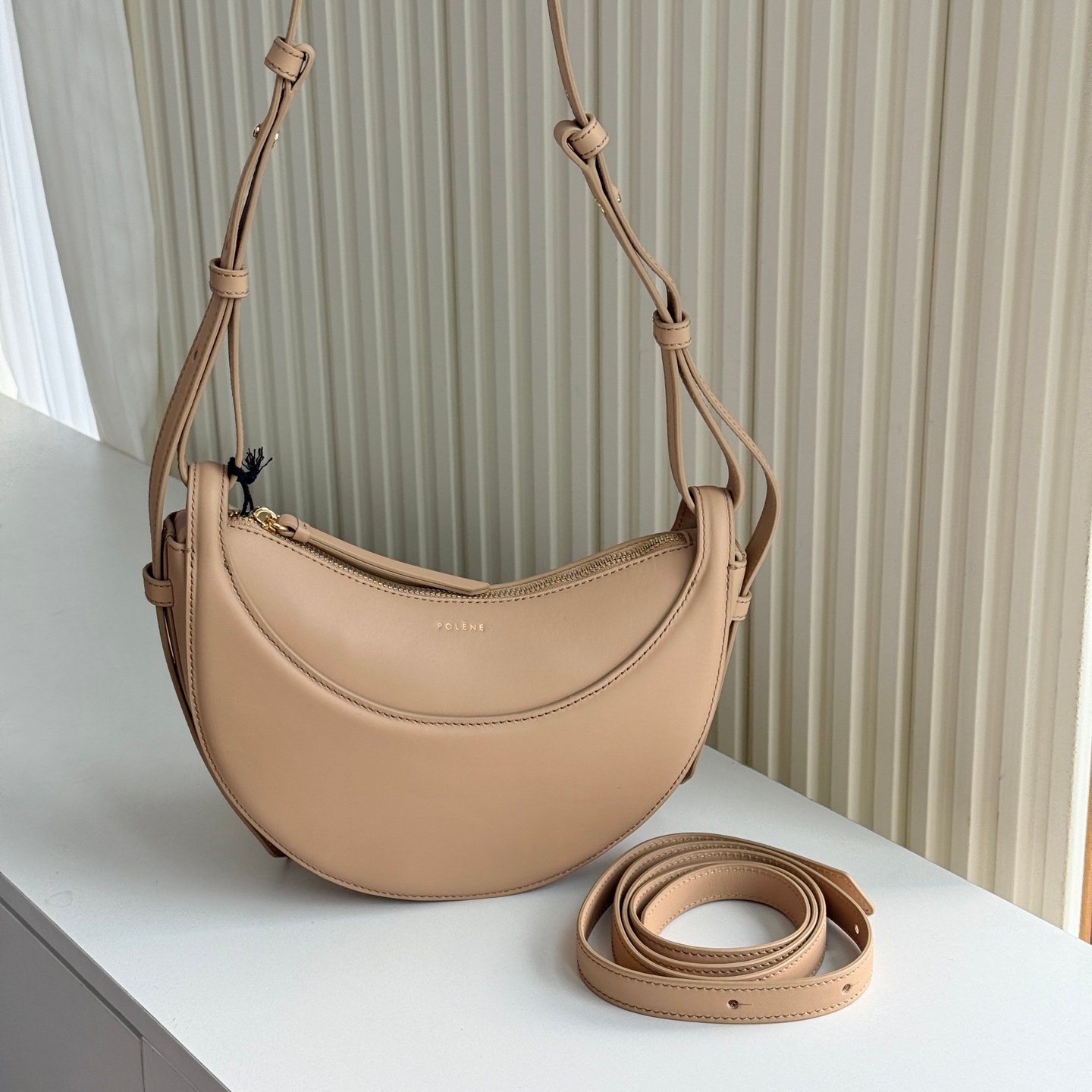 Polène Tonca – Sac en Cuir Grainé Demi-Lune – Image 2