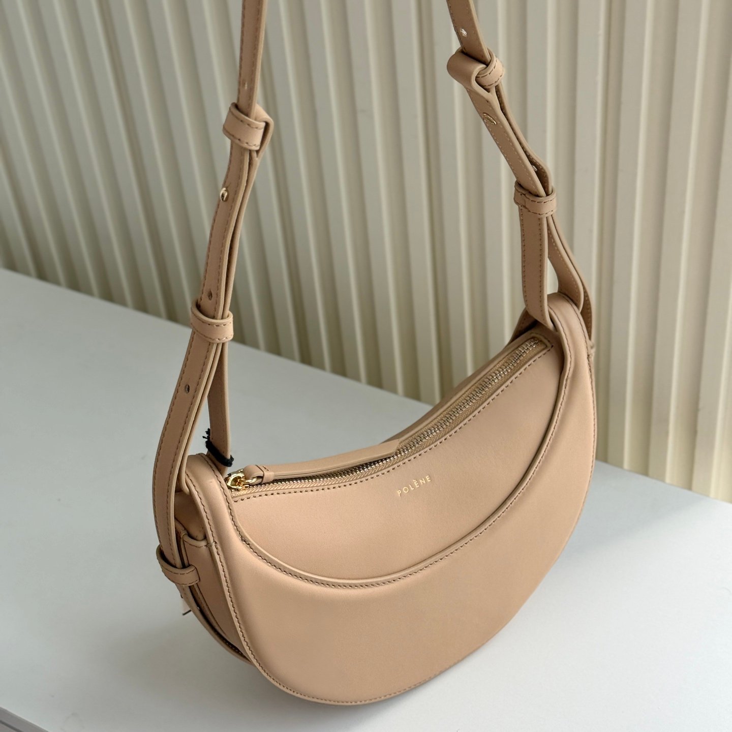 Polène Tonca – Sac en Cuir Grainé Demi-Lune – Image 4