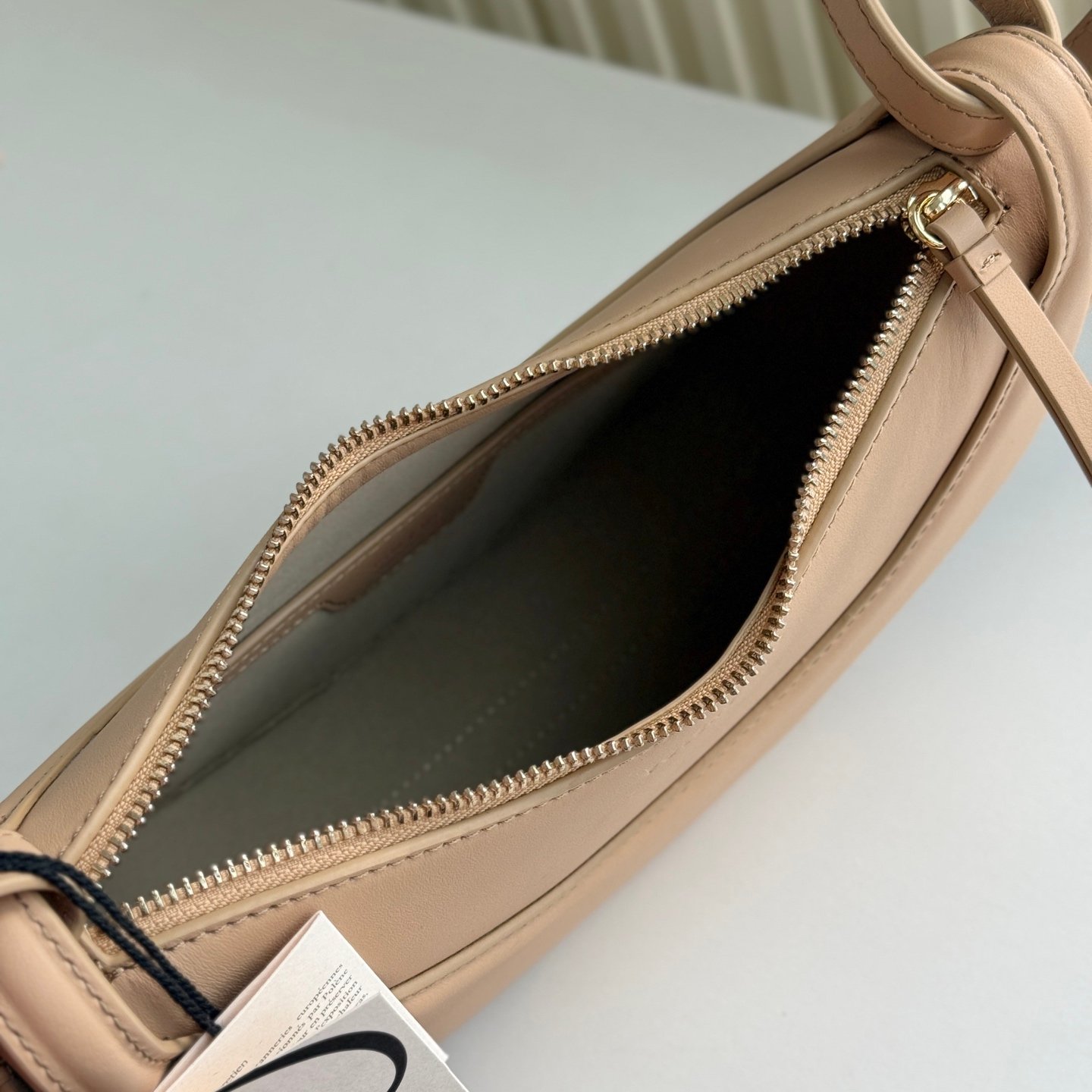 Polène Tonca – Sac en Cuir Grainé Demi-Lune – Image 9