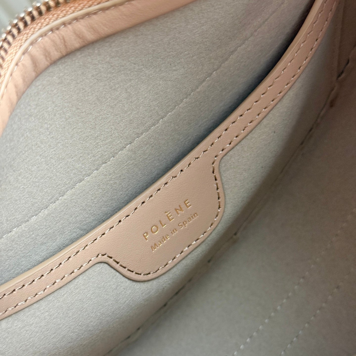 Polène Tonca – Sac en Cuir Grainé Demi-Lune – Image 10