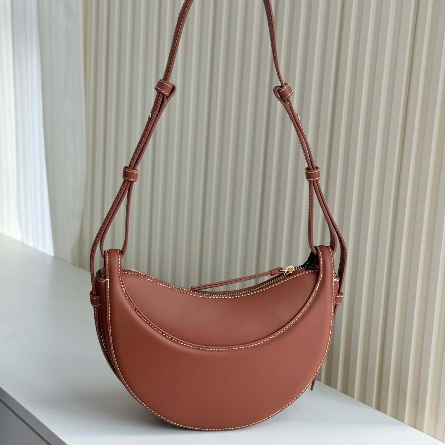 Polène Tonca – Sac en Cuir Grainé Demi-Lune – Image 12