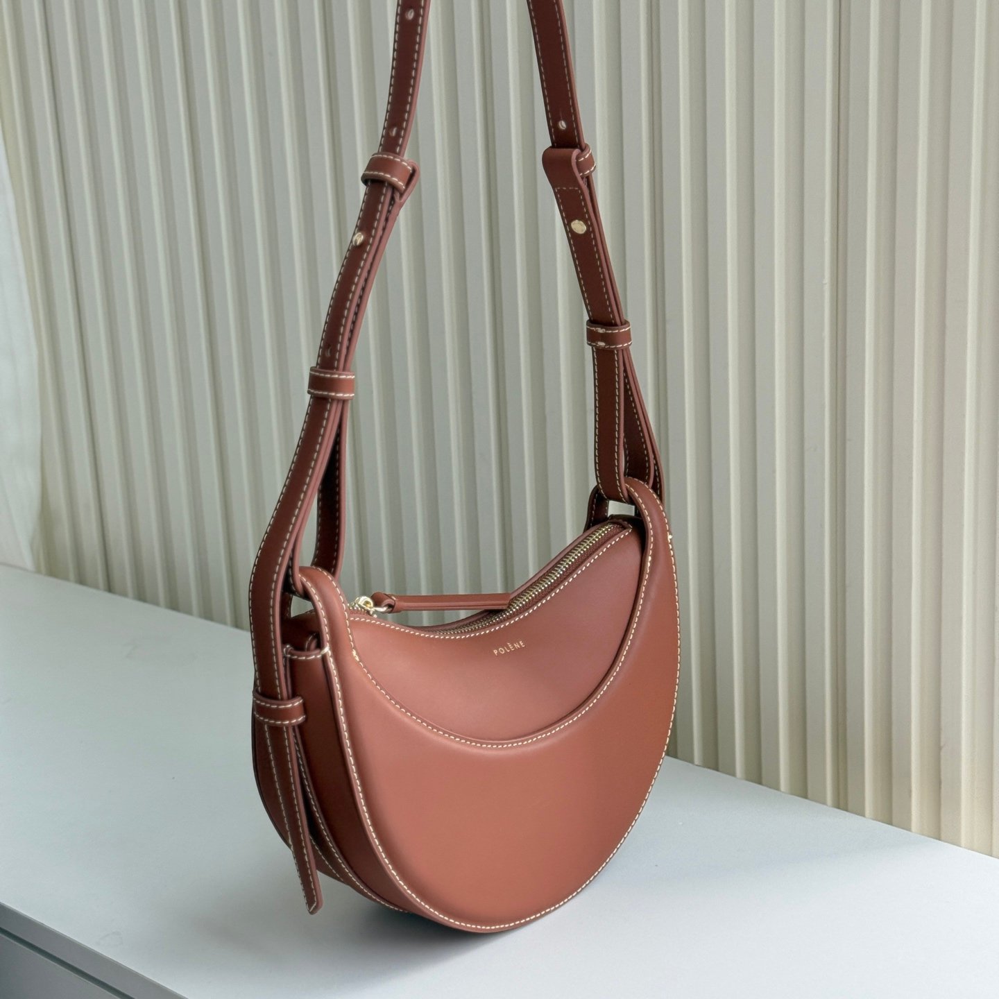 Polène Tonca – Sac en Cuir Grainé Demi-Lune – Image 13