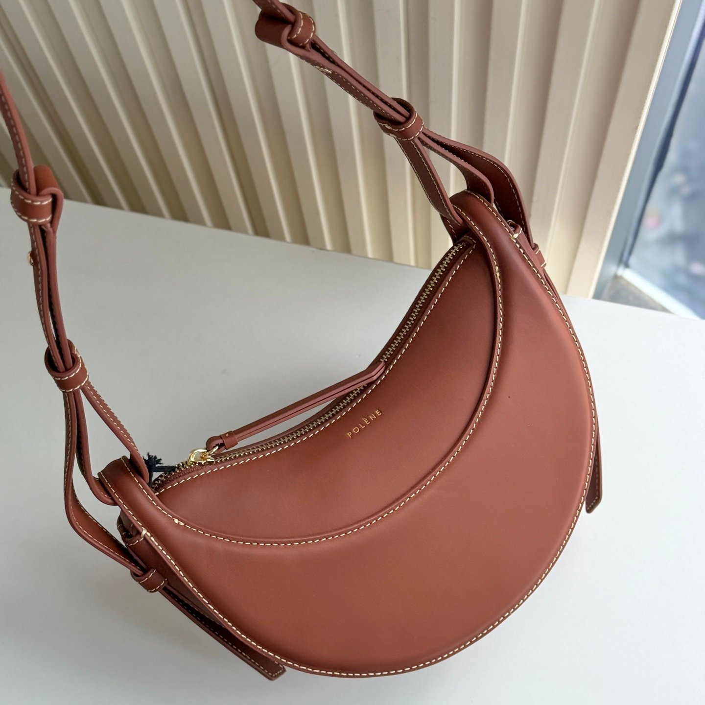 Polène Tonca – Sac en Cuir Grainé Demi-Lune – Image 15