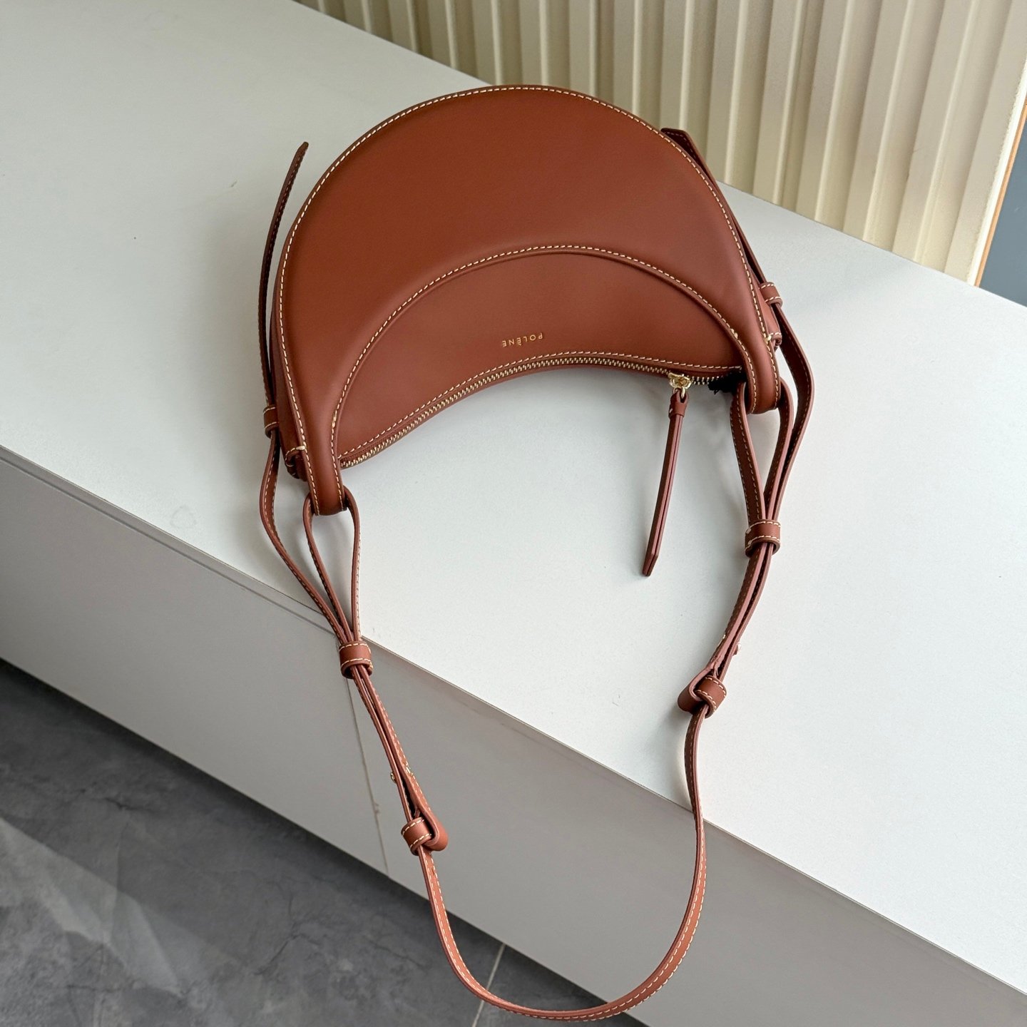 Polène Tonca – Sac en Cuir Grainé Demi-Lune – Image 16