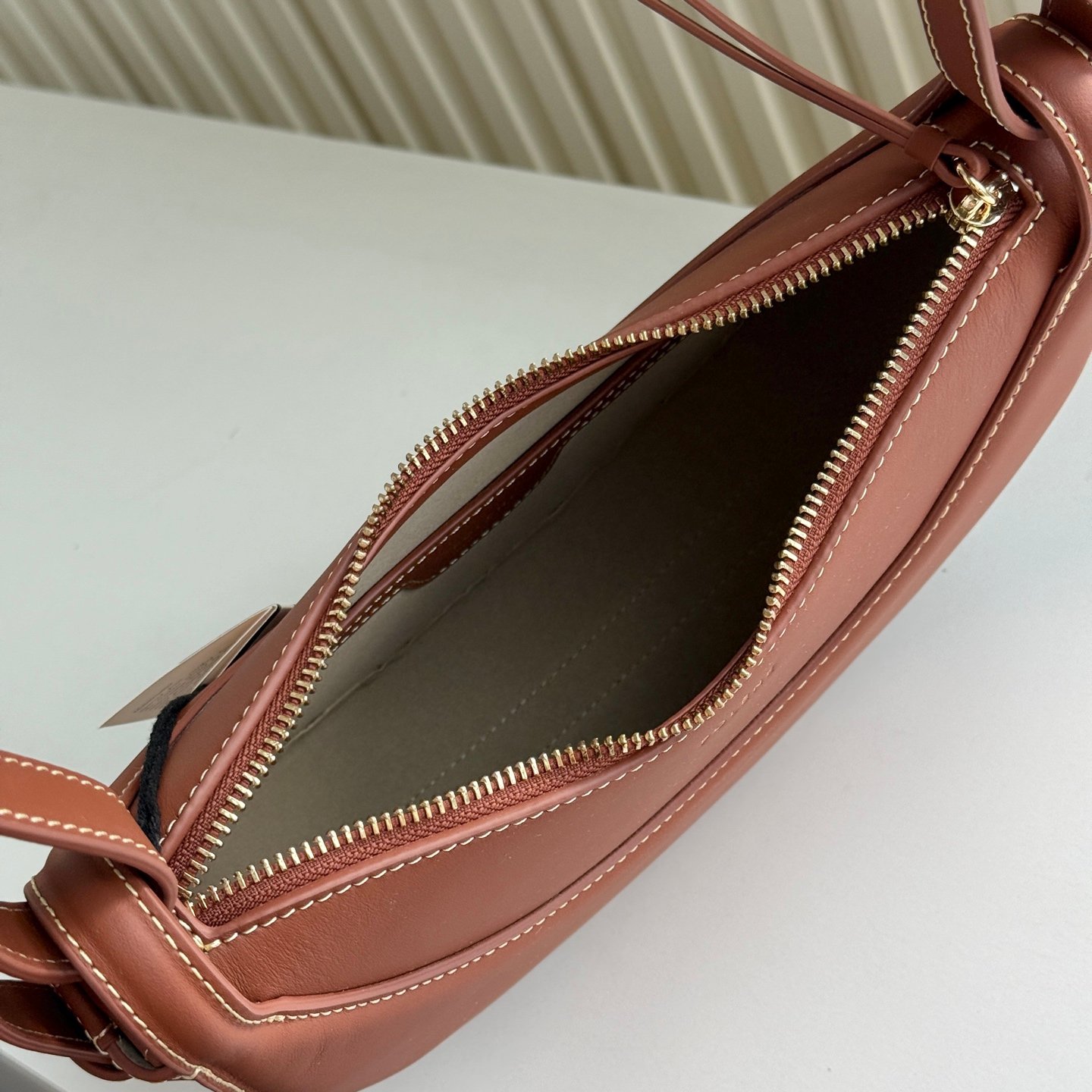 Polène Tonca – Sac en Cuir Grainé Demi-Lune – Image 18